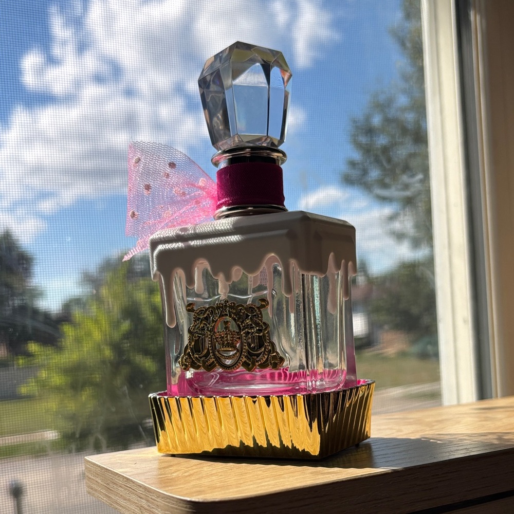 Viva La Juicy Sucre Bottle Pink and Gold Details